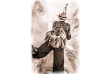 Laden Sie das Bild in den Galerie-Viewer, Woodblock Bergesteiger mit Rucksack 30 x 20cm