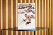 Laden Sie das Bild in den Galerie-Viewer, Woodblock Skifahrer 30 x 20cm
