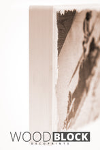 Laden Sie das Bild in den Galerie-Viewer, Woodblock Bergesteiger mit Rucksack 30 x 20cm