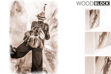 Laden Sie das Bild in den Galerie-Viewer, Woodblock Bergesteiger mit Rucksack  30 x 20cm
